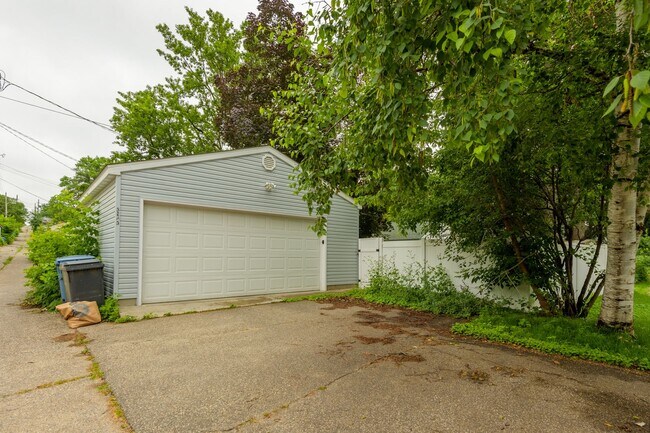Building Photo - awesome 2 bed 1 bath Pet Friendly in Minneapolis Available for Lease