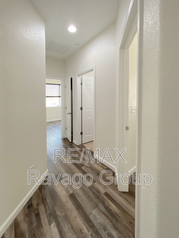 Building Photo - 1000 Aspen Cliff Dr