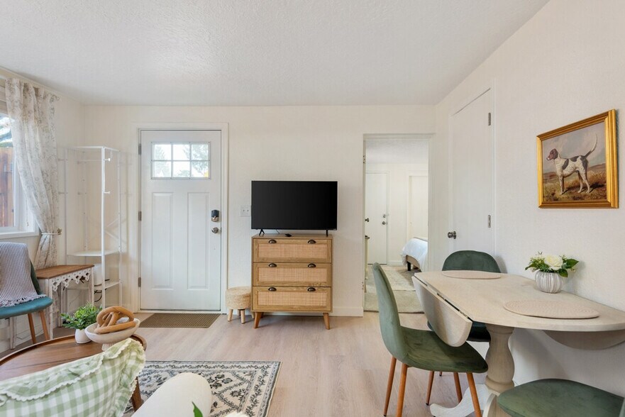 Building Photo - 838 SE Tacoma St