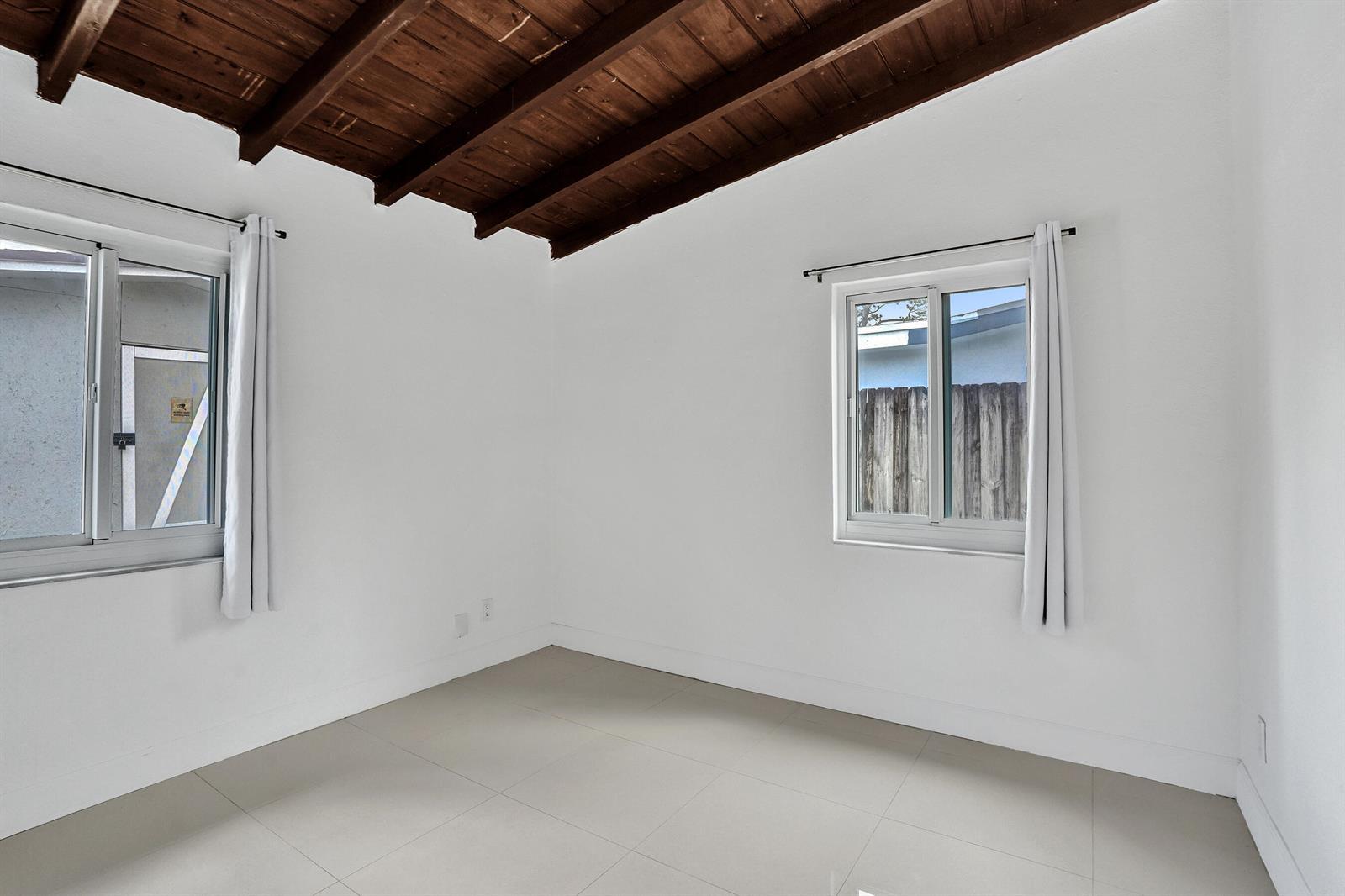 Building Photo - 4670 SW 25th Ave