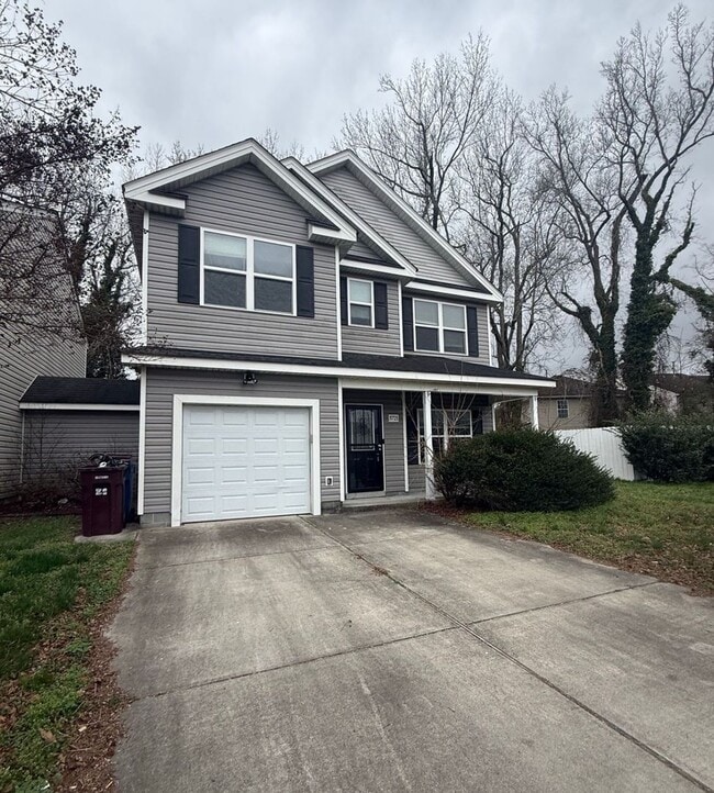 Building Photo - Spacious 4BR Home with Large Fenced Yard & Prime Location