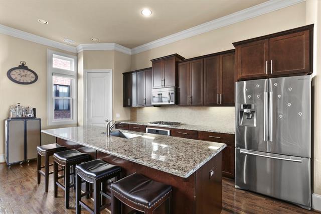 Building Photo - 640 S Pearl Expy