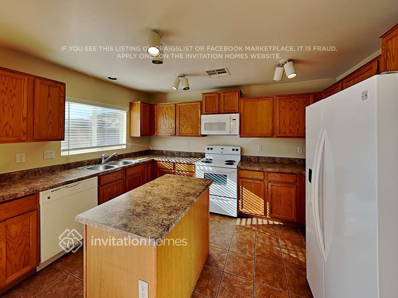 Building Photo - 10018 N 115th Dr