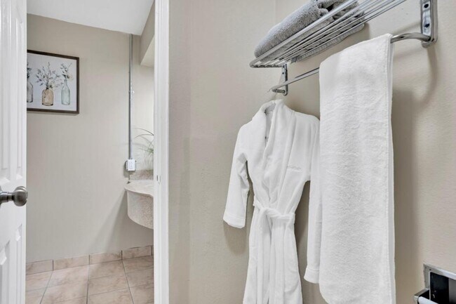 Building Photo - 905 Providence Blvd