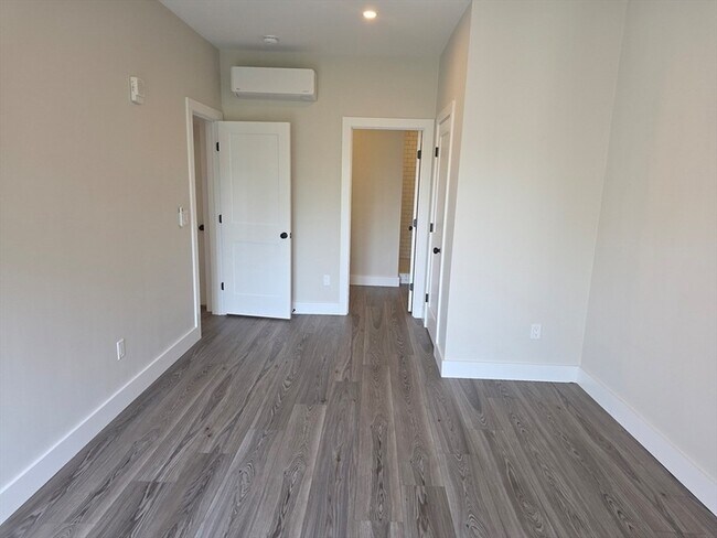 Building Photo - 64 Tolman St