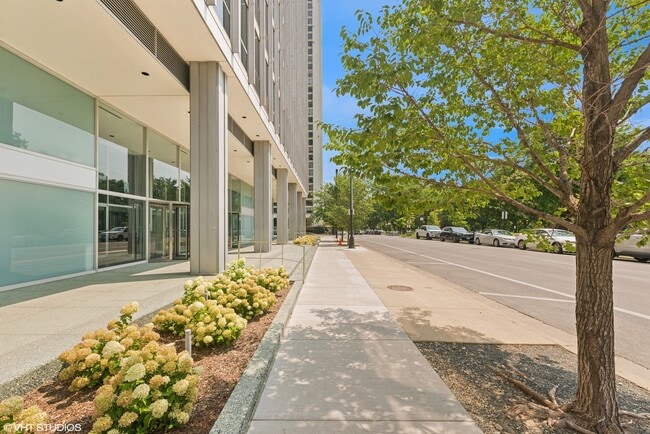 Building Photo - 330 W Diversey Pkwy