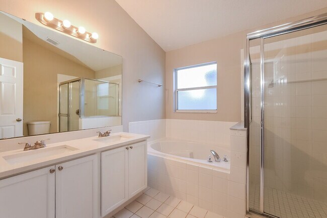 Building Photo - 13621 Meadowpark Ave