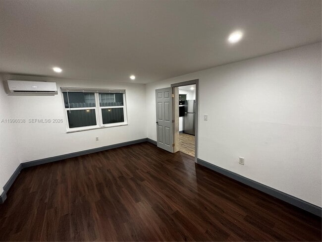 Building Photo - 571 SW 71st Pl