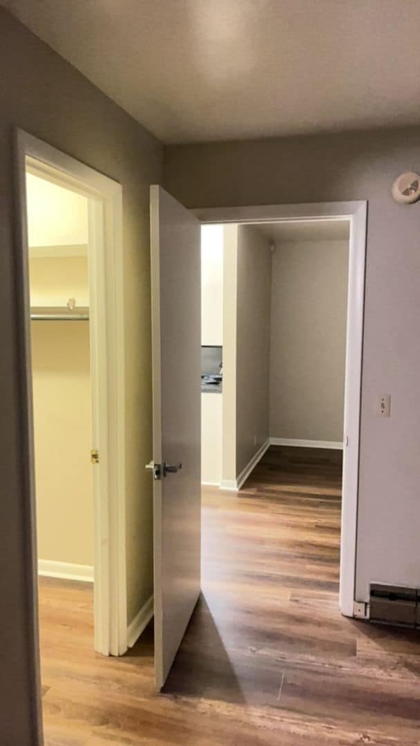 Building Photo - Walk to Vandy and Hillsboro Village, 1 Bed/1 Bath at the Villager West, Top Floor and Newly Renov...