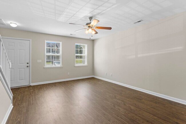Building Photo - Adorable Townhome with Convenience to Albe...