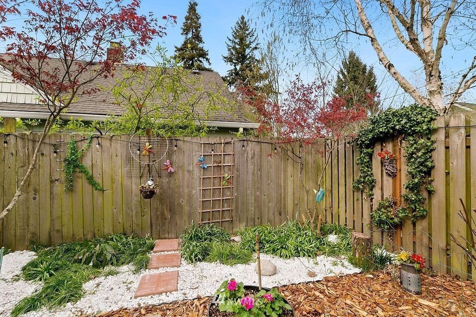 Building Photo - 704 NE 53rd St