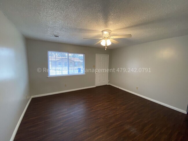 Building Photo - HALF OFF MOVE IN RENT! Cute 3 Bed 1.5 Bath Home ready NOW!