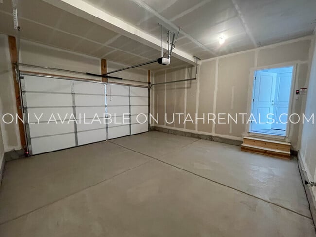 Building Photo - 1605 W Charmer Ln
