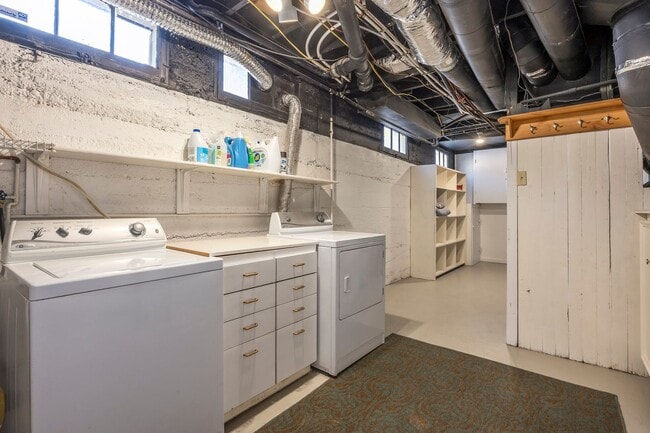 Building Photo - Elegant Sugar House Living: Finished Basement and Prime Location