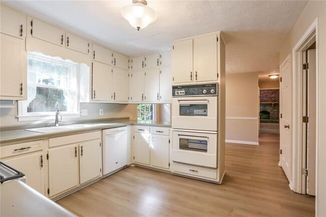 Building Photo - 4624 Mountain Creek Dr