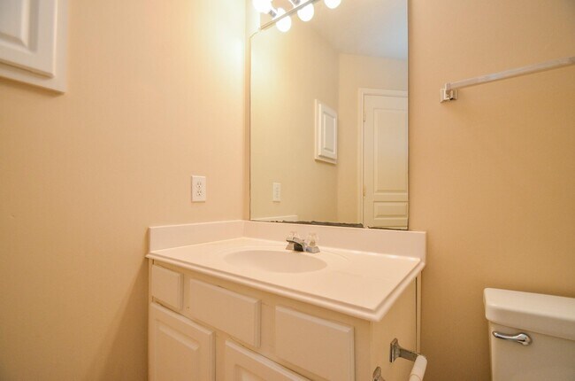 Building Photo - 102 N Holly Laurel Cir