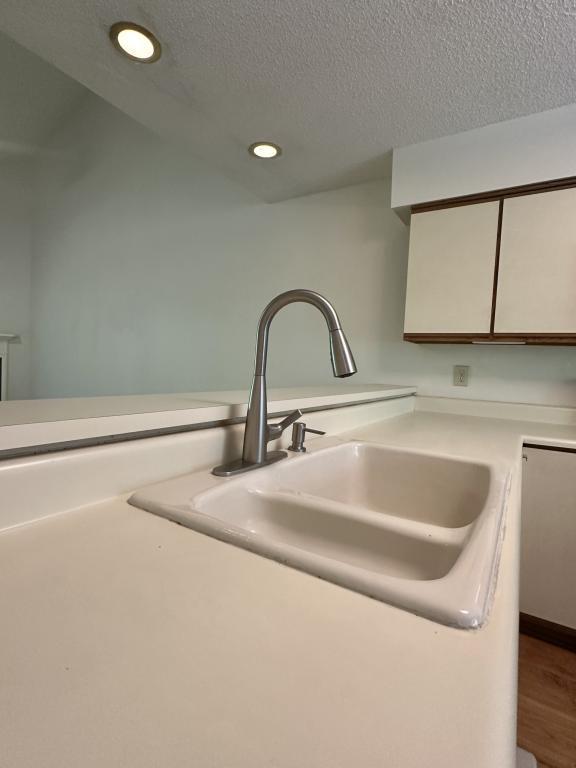 Building Photo - 14 Willow Tree Run