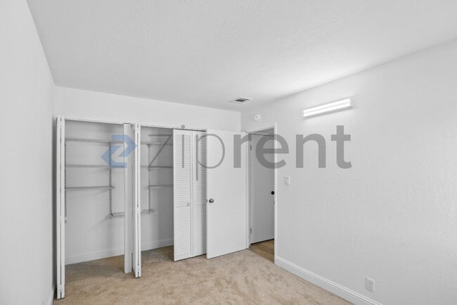 Building Photo - Unit