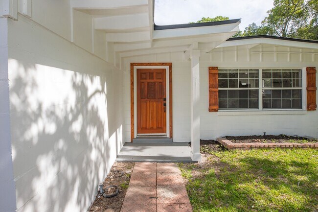 Building Photo - Renovated 4/2