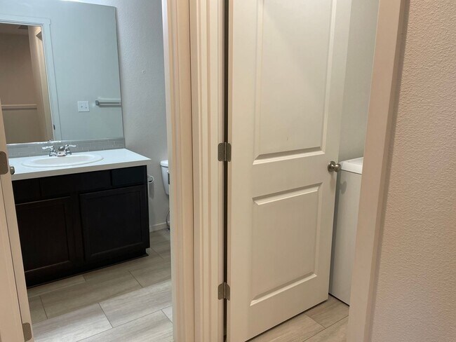 Building Photo - 3 Bedroom Townhome w/FULLY FENCED YARD & G...