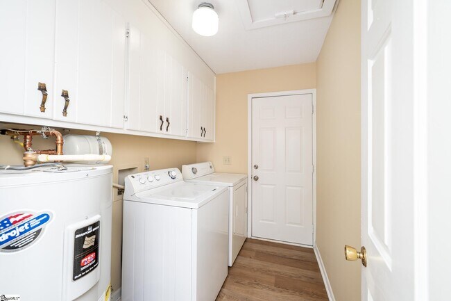 Building Photo - 14 Oakwood Dr