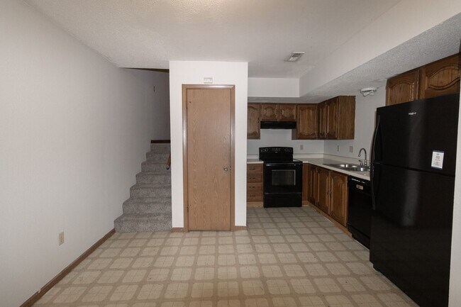 Building Photo - 3 Bed 2 bath Townhome