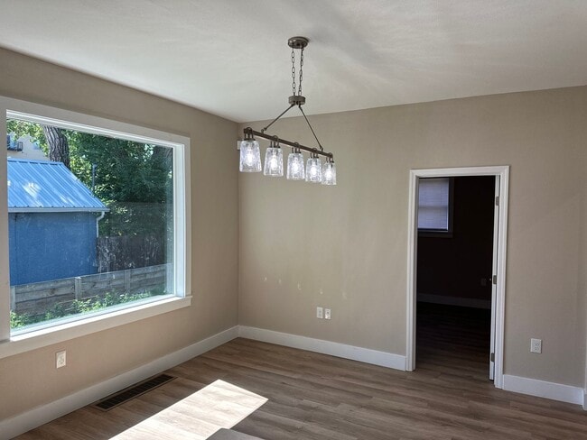 Building Photo - Remodeled Downtown Home!