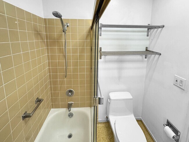 Building Photo - Light-Filled 1-Bedroom with Modern Kitchen...