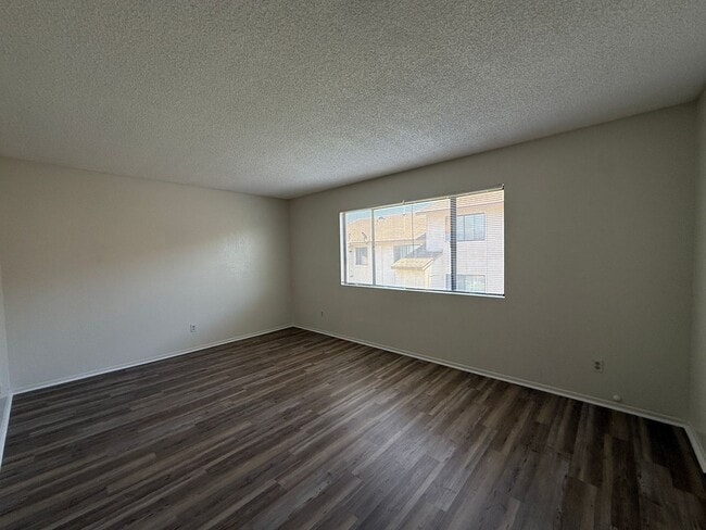 Building Photo - Quail Meadows Upstairs Condo with Easy Access to 101 Frwy/VSFB