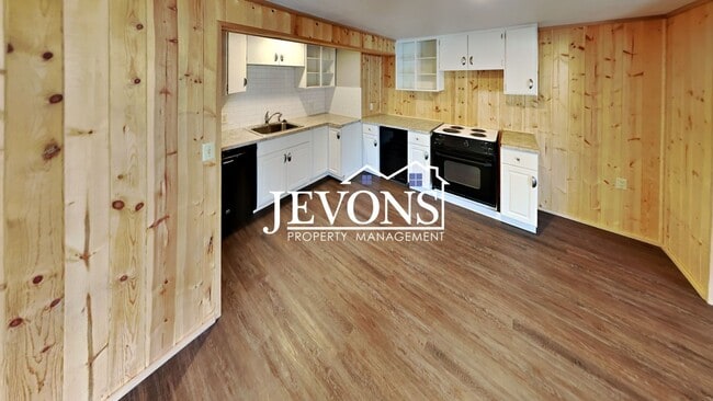 Building Photo - Near Randall Park - Charming home with two kitchens and washer/dryer included!