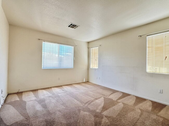 Building Photo - 2048 Rose Coral Ave