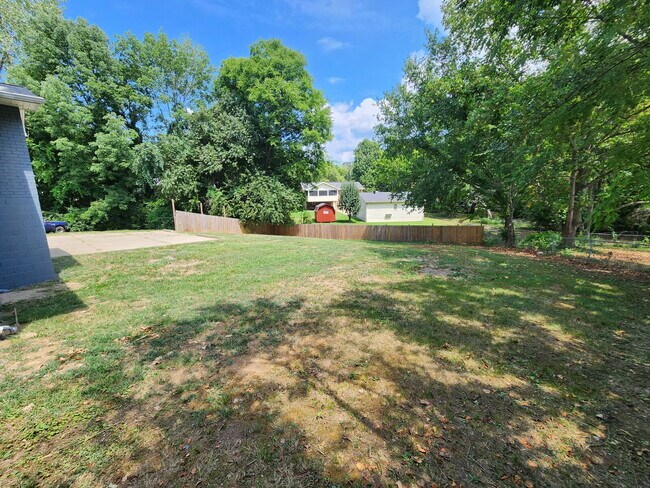 Building Photo - NEWLY REMODELED 3BR, 2BA Duplex Unit in He...