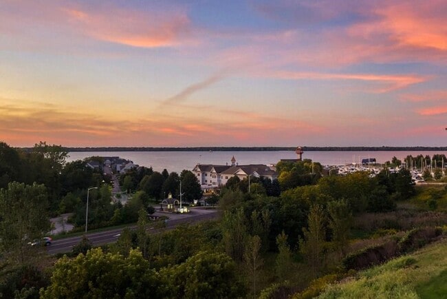 Building Photo - Gorgeous 3 Bedrooms 2 Bath Condo Lake View...