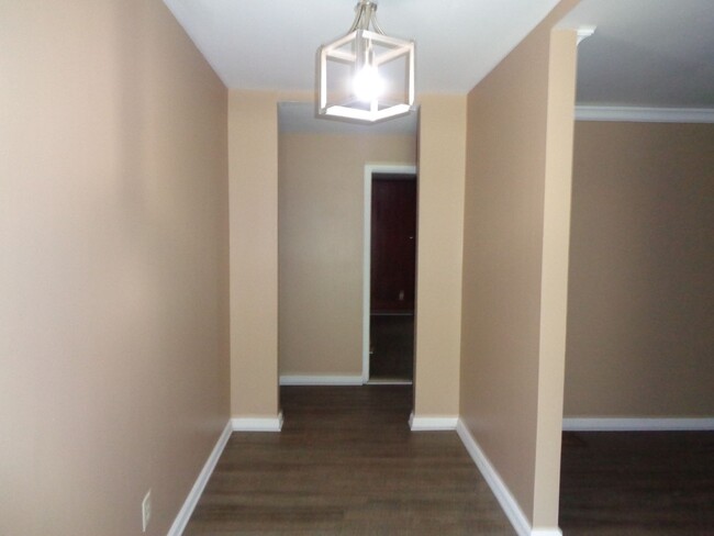 Building Photo - 5 Bedroom, 3 bath home.