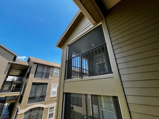 Building Photo - NEW-Remodeled bathroom & kitchen! NEW VINYL PLANK flooring & fresh paint! 2 bedroom 1 bath condo ...