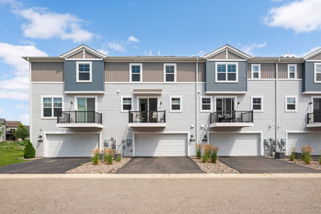 Building Photo - 848 Roselyn Dr
