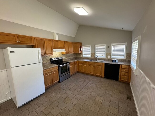 Building Photo - Arch Street Gem!