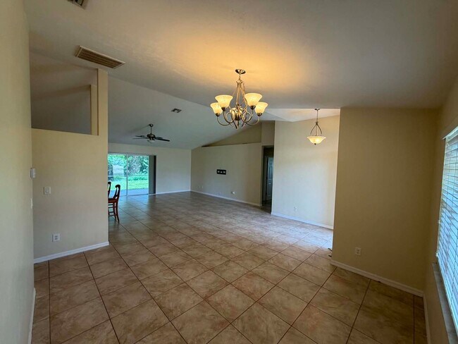 Building Photo - Your Dream Home Awaits in Port Charlotte!