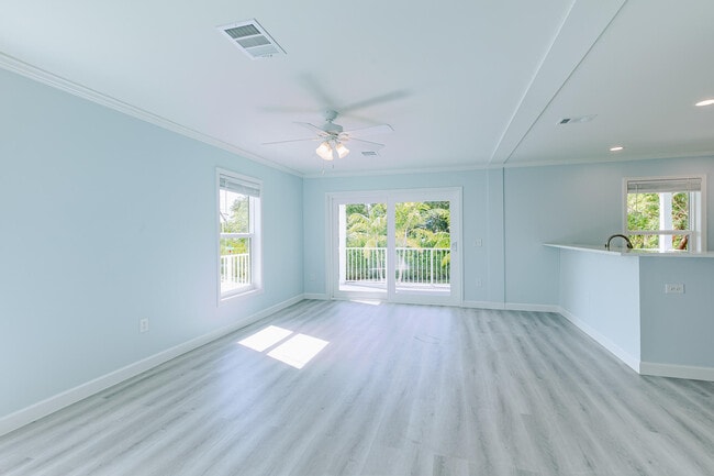Building Photo - 224 W Seaview Dr
