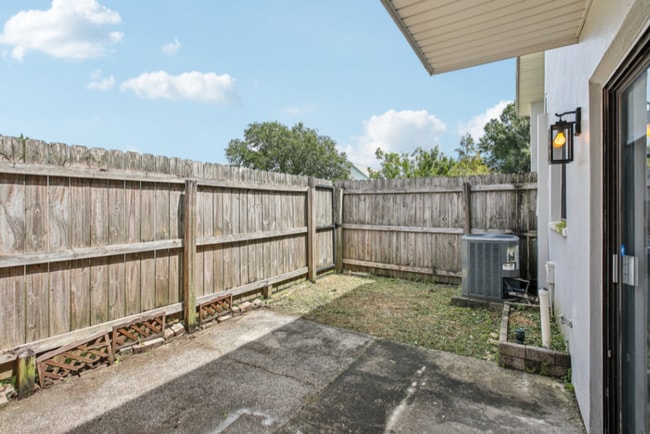 Building Photo - Beautiful 2 bedroom 2.5 bath condo with an...