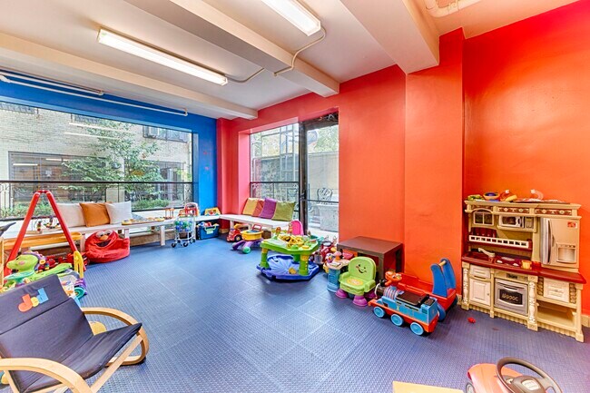 Building Photo - Quiet Studio w/ River Views