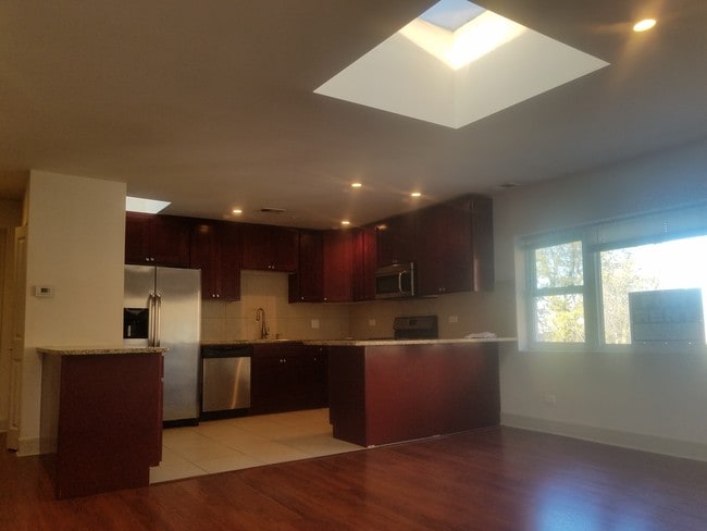 Building Photo - 9565 Franklin Ave