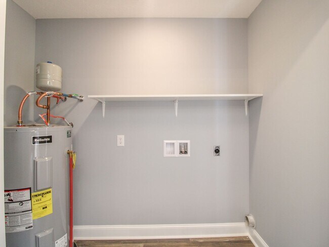 Building Photo - Great Location close to Athens! MOVE IN Ready!