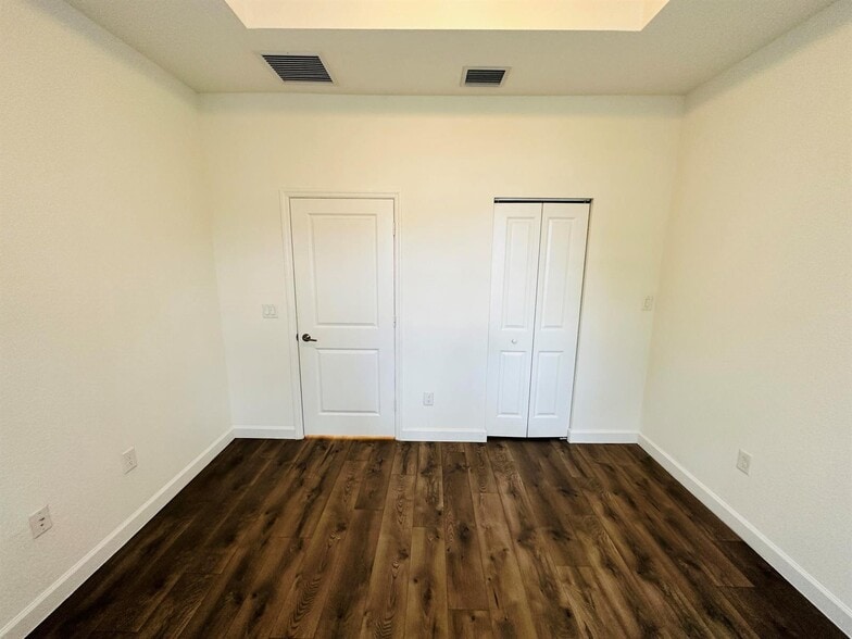Building Photo - 346 NE 208th Ter