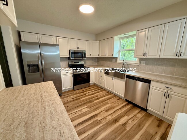Building Photo - Charming Split-Level Home with Modern Upgr...