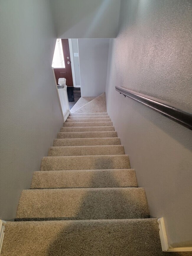 Building Photo - Spacious and Beautiful 4 bedroom in conven...