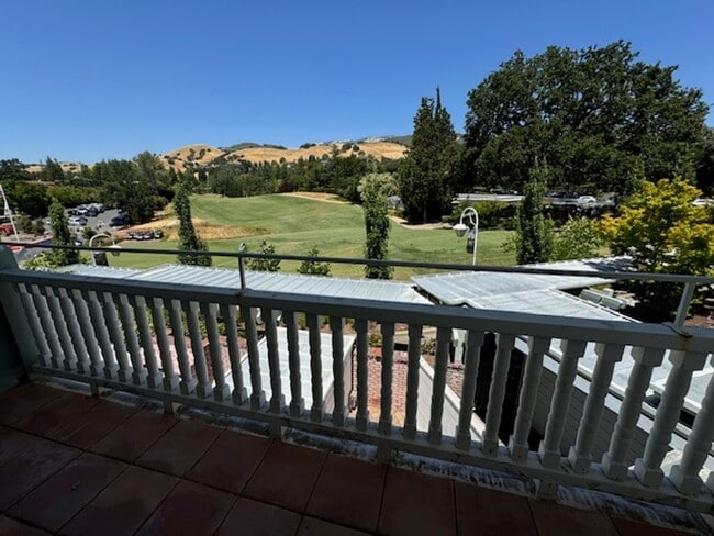 Building Photo - Tri-level townhome in highly desirable Dia...