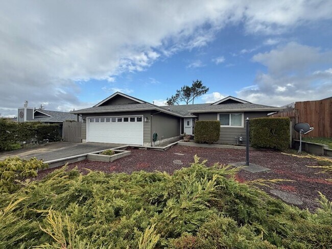 Building Photo - Spacious 3 Bedroom, 2 Bath home in Quality North Bend Neighborhood!