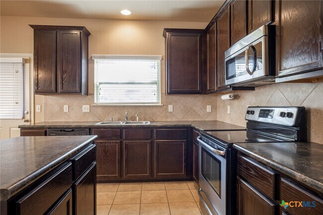 Building Photo - 433 Stonebrook Dr