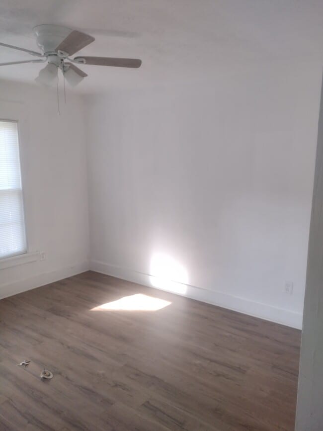 Building Photo - 700 E 11th Ave